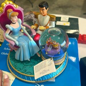 Collector - Cinderella with princess and shoe snow globe